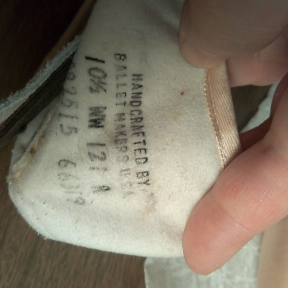 NWT in Box Capezio Pointe Shoes - Picture 2 of 8
